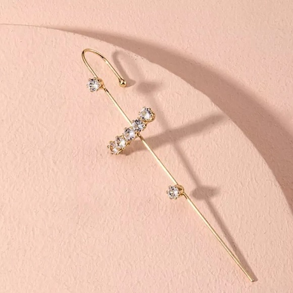⚜️𝟯𝟬%𝗢𝗙𝗙 𝗯𝘂𝗻𝗱𝗹𝗲𝘀 𝟯+⚜️ NEW CZ Pave Glamourous Ear Hook Crawler Earring - Picture 2 of 8